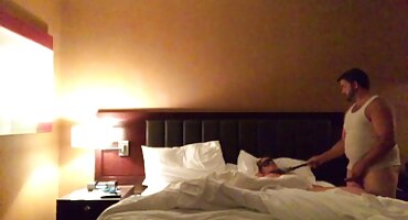 sex loạn luân chị em việt Stepmom an ủi stepson trên giường phim sex sex với âm hộ của cô.