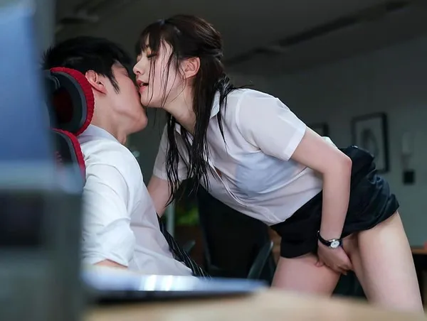 đập đá sex Kẹt lại văn phòng với sếp nữ trong một trận mưa to