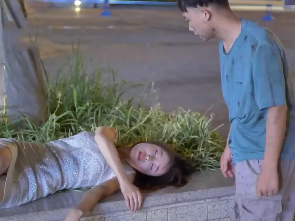 sex tối cổ Gã ăn xin cơ hội đưa cô gái say xỉn về nhà rồi tranh thủ địt…